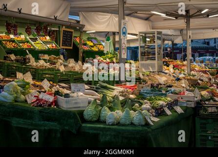 Gemüsestand auf dem Viktualienmarkt in München, Bayern, Deutschland, Europa Stockfoto