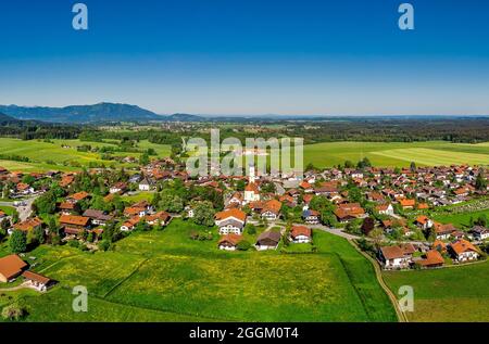 Luftaufnahme von Waakirchen in Oberbayern, Bayern, Deutschland, Europa Stockfoto