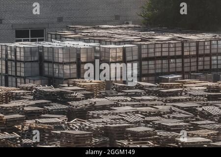 Lagerung von Holzpaletten in einem offenen Lagerhaus Eine Reihe von industriellen Holzwerkstoffen für den Transport und den Frachttransport. Stockfoto