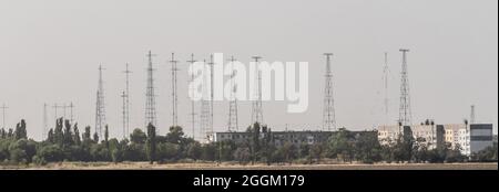 Elektrische Türme Energieleitungen Hochspannungs-Hochspannungs-Übertragungen in großer Höhe. Stockfoto