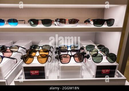 RayBan Sonnenbrille im Geschäft im Einkaufszentrum von Manchester Stockfoto