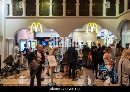 Ein geschäftiges McDonalds-amerikanisches Fast-Food-Outlet im Trafford Centre, Manchester, England, Großbritannien Stockfoto