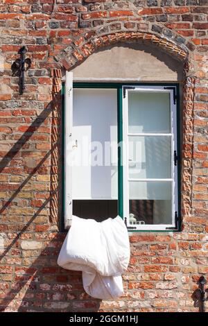 Altes Fenster mit Lüftungs-Bettdecke, Altstadt, Lübeck, Schleswig-Holstein, Deutschland, Europa Stockfoto