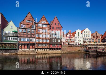 Historische Hausfassaden am Stintmarkt, Fluss Ilmenau, Altstadt, Lüneburg, Niedersachsen, Deutschland, Europa Stockfoto