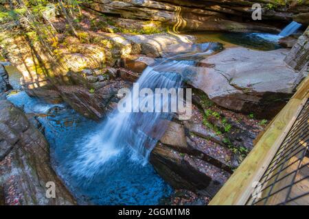 Sabbaday Falls mit Herbstlaub auf dem Kancamagus Highway im White Mountain National Forest, Waterville Valley, New Hampshire NH, USA. Stockfoto