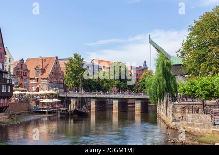 Alter Kran, historische Hausfassaden, Ilmenau, Altstadt, Lüneburg, Niedersachsen, Deutschland, Europa Stockfoto