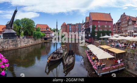 Alter Kran, historische Hausfassaden, Ilmenau, Altstadt, Lüneburg, Niedersachsen, Deutschland, Europa Stockfoto