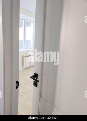 Tür öffnete sich in den Raum - neues Haus innen Stockfoto