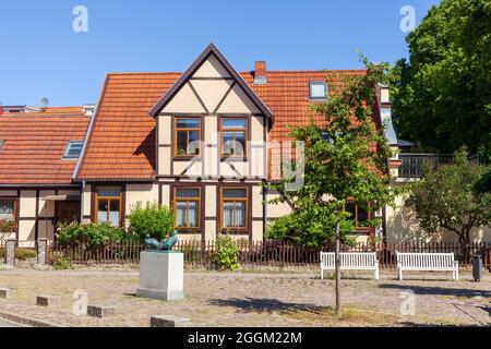 Rostock-Warnemünde, historisches Fischerhaus in der Alexandrinenstraße, Skulptur drei Klaashahns Stockfoto