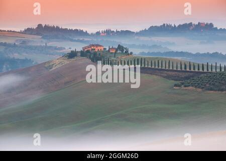 Baccoleno Bauernhaus in der Nähe von Asciano, Crete Senesi, Provinz Siena, Toskana, Italien, Europa Stockfoto