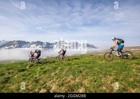 Dolomiten, Fahrradfahrer mit E-Bikes auf dem Bergweg am passo di san pellegrino, moena, Provinz Trient, Trentino, Italien, Europa Stockfoto