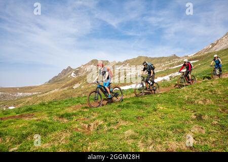 Dolomiten, Fahrradfahrer mit E-Bikes auf dem Bergweg am passo di san pellegrino, moena, Provinz Trient, Trentino, Italien, Europa Stockfoto