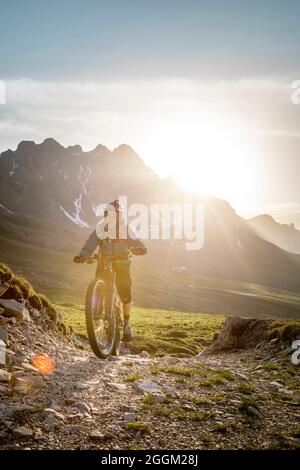 Dolomiten, Radfahrer mit E-Bikes auf Bergweg am passo di san pellegrino, moena, Provinz Trient, Trentino, Italien, Europa Stockfoto