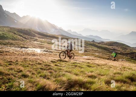 Dolomiten, Fahrradfahrer mit E-Bikes auf dem Bergweg am passo di san pellegrino, moena, Provinz Trient, Trentino, Italien, Europa Stockfoto