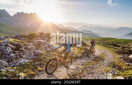 Dolomiten, Fahrradfahrer mit E-Bikes auf dem Bergweg am passo di san pellegrino, moena, Provinz Trient, Trentino, Italien, Europa Stockfoto