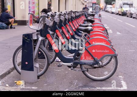 Santander Bikes stehen an der Andockstation in der Nähe von Covent Garden London England an Stockfoto