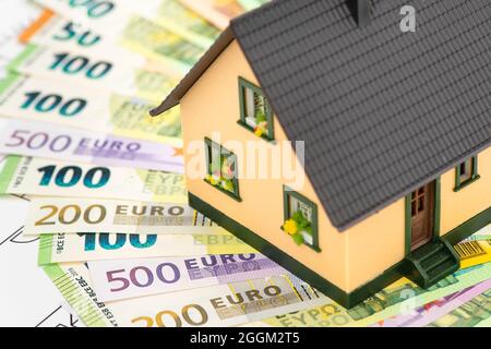 Modellhaus mit Bündeln Euro-Geld Stockfoto