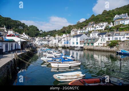 Polperro ist ein großes Dorf, eine zivile Pfarrei und ein Fischerhafen innerhalb der Polperro Heritage Küste im Süden von Cornwall, England. Seine Bevölkerung ist ar Stockfoto