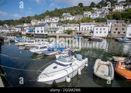 Polperro ist ein großes Dorf, eine zivile Pfarrei und ein Fischerhafen innerhalb der Polperro Heritage Küste im Süden von Cornwall, England. Seine Bevölkerung ist ar Stockfoto