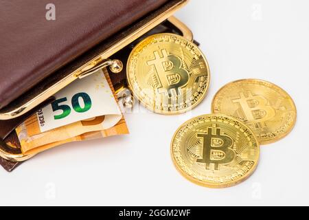 Bitcoin-Münze als digitale Währung in der Brieftasche Stockfoto