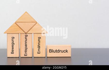 Hoher Blutdruck aufgrund von Bewegungsmangel, Entspannung und schlechter Ernährung Stockfoto