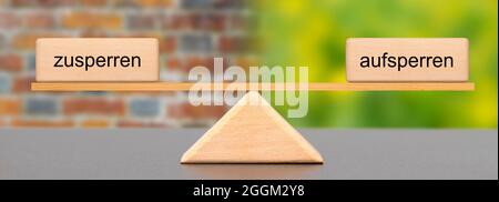 Entscheidung und Abwägung zwischen Lockdown und Öffnung in der Corona-Krise Stockfoto