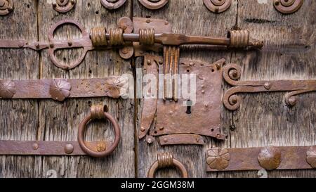 Detail des Portals der St. Saturnin Kirche in Boule d'Amont. Das Gebäude stammt aus dem XI. Jahrhundert und ist als historisches Monument klassifiziert. Stockfoto