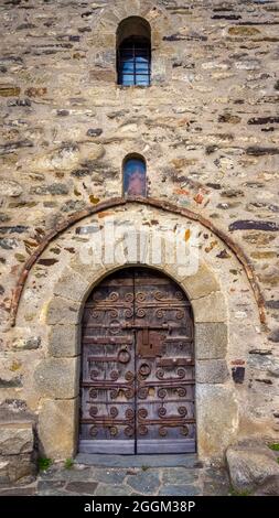 Portal der St. Saturnin Kirche in Boule d'Amont. Das Gebäude stammt aus dem XI. Jahrhundert und ist als historisches Monument klassifiziert. Stockfoto