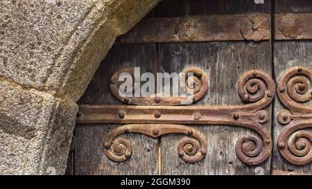 Portal der St. Saturnin Kirche in Boule d'Amont. Das Gebäude stammt aus dem XI. Jahrhundert und ist als historisches Monument klassifiziert. Stockfoto