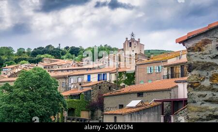 Blick auf Saint-Marsal im Frühling. Stockfoto