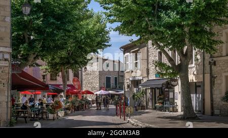 Place de la Mairie in Peyriac de Mer. Die Gemeinde liegt im Regionalen Naturpark Narbonnaise en Méditerranée. Stockfoto