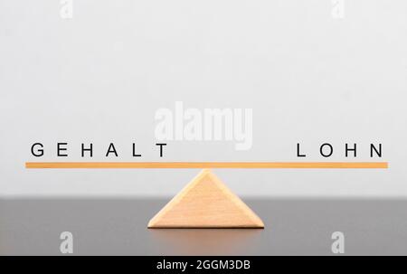 Gehalt und Lohn in Balance Stockfoto