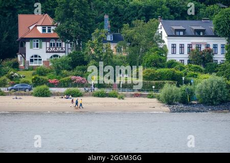 Hamburg, Deutschland - Wohnhäuser am Sandstrand der Elbe im wohlhabenden Wohngebiet in Othmarschen. Stockfoto