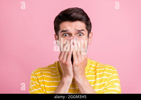 Portrait von attraktiven verzweifelten hoffnungslosen Kerl Schließen Gesicht scheitern Elend Reaktion isoliert über rosa Pastellfarben Hintergrund Stockfoto