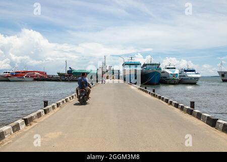 Sorong, Indonesien - 4. Oktober 2019: Ein Motorrad fährt an der Ferri Street in Sorong vorbei, in Richtung des Anlegesteg, wo Schiffe zu anderen Inseln anlegen Stockfoto