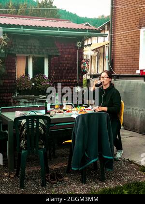 Frau, Gais, Pavillon, Ort, Gais AR, Alpen, Appenzell, Schweiz Stockfoto