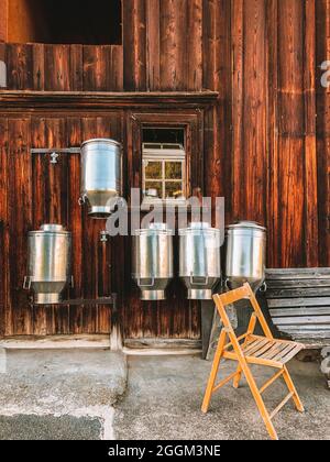 Gais, Holzhaus, Milchkännchen, Platz, Gais AR, Alpen, Appenzell, Schweiz Stockfoto