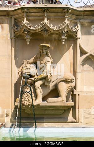 Deutschland, Baden-Württemberg, Schwäbisch Hall, Simson tötet am gotischen Fischbrunnen den Löwen, eine Brunnenfigur aus dem Jahr 1509 des Bildhauers Hans Beuscher. Stockfoto