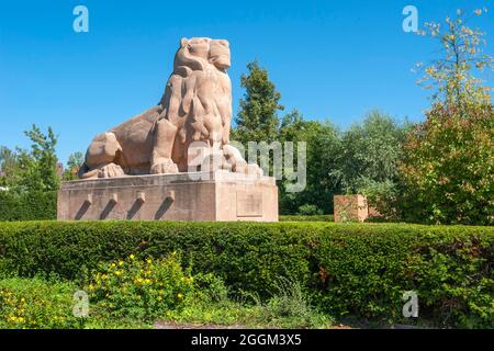 Deutschland, Baden-Württemberg, Ehingen/Donau, kolossale Löwenstatue, Kriegsdenkmal für Gefallene und Vermisste aus dem Ersten Weltkrieg im Park Groggensee. Stockfoto