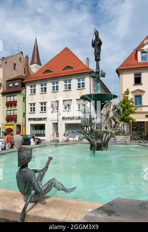 Deutschland, Baden-Württemberg, Ehingen/Donau, Theodulbrunnen auf dem Marktplatz von Bildhauer Kurt Grabert, Brunnensäule mit Brunnenfigur St. Theodul. Stockfoto