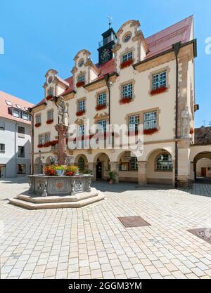 Deutschland, Baden-Württemberg, Sigmaringen, Rathaus, Marktbrunnen aus dem Jahr 1826, die Brunnenfigur zeigt Graf Johann von Hohenzollern-Sigmaringen, der 1523 zum Prinzen erhoben wurde. Stockfoto