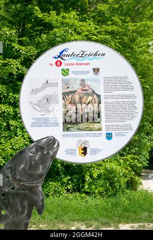 Deutschland, Baden-Württemberg, Hayingen-Anhausen. Informationstafel lauter Schild Nr. 8, lauter grenzt im Naturschutzgebiet großes Lautertal unterhalb der Ruine Wartstein bei Hayingen-Anhausen im Biosphärengebiet Schwäbische Alb. Stockfoto