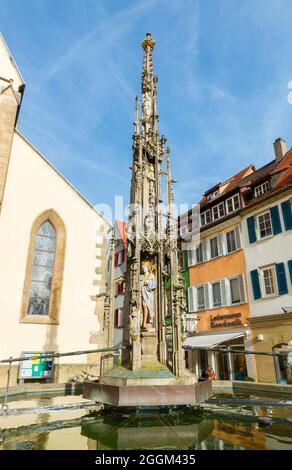 Deutschland, Baden-Württemberg, Rottenburg, Marktbrunnen aus dem Jahr 1483, Brunnen vor dem Rottenburger Dom St. Martin mit der angeblich schönsten gotischen Brunnensäule Südwestdeutschlands. Kopie von 1911, das Original von 1482/83 ist in der St. Moriz Kirche zu sehen. Stockfoto