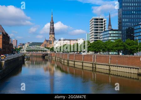 Hamburg, Deutschland - Speicherstadt, Blick auf den Zollkanal in Richtung Altstadt mit der Hauptkirche St. Katharinen. Stockfoto