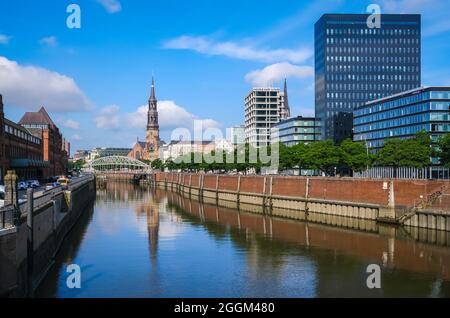 Hamburg, Deutschland - Speicherstadt, Blick auf den Zollkanal in Richtung Altstadt mit der Hauptkirche St. Katharinen. Stockfoto