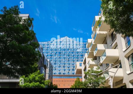 Hamburg, Deutschland - HafenCity, moderne Wohngebäude vor der Elbphilharmonie. Stockfoto