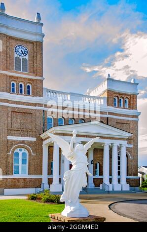 Der Engel des Lichts steht vor der Our Lady of the Gulf Catholic Church in Bay Saint Louis, Mississippi. Stockfoto