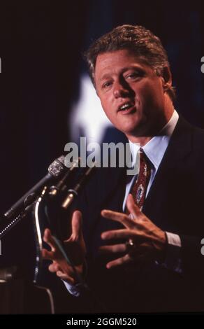 Austin Texas USA, 1991: Gouverneur von Arkansas und demokratischer Präsident, Bill Clinton, hoffnungsvoll im Texas Capitol. ©Bob Daemmrich Stockfoto