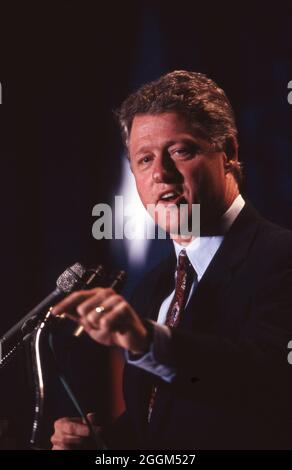 Austin Texas USA, 1991: Gouverneur von Arkansas und demokratischer Präsident, Bill Clinton, hoffnungsvoll im Texas Capitol. ©Bob Daemmrich Stockfoto