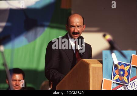 San Antonio, Texas, USA, 1991: Der mexikanische Präsident Carlos Salinas de Gortari aus Mexiko plädiert während einer Rede vor Wirtschaftsführern für ein Freihandelsabkommen zwischen seinem Land, den Vereinigten Staaten und Kanada. ©Bob Daemmrich Stockfoto